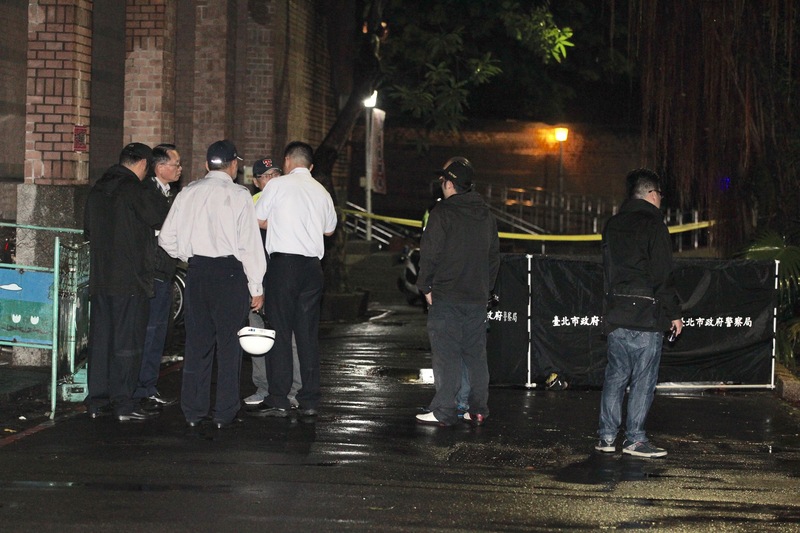 ▲國立台灣大學校園內20日凌晨驚傳有人潑灑不明液體，造成一死兩傷，警方獲報到場，傷者緊急送醫治療後，現場也隨即拉起封鎖線，展開蒐證調查。中央社記者張皓安攝  106年10月20日
