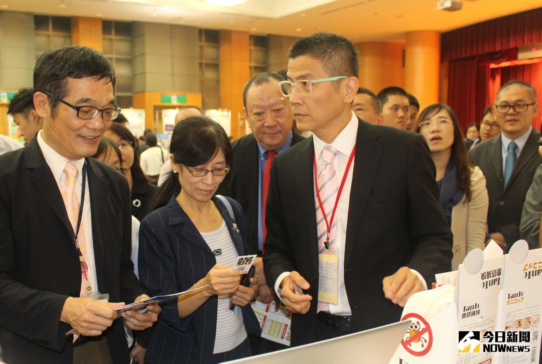 ▲新北市政府經發局副局長黃正誠（左一）與貴賓參觀現場展示的攤位。（圖／記者陳志仁攝，2017.10.19）