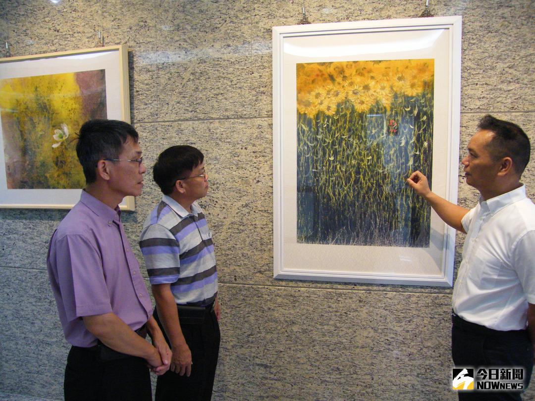 ▲彰化地方法院利用新院區寬敞空間打造藝文走廊，員青藝術協會理事長蕭明輝，應邀展出「蓮正荷諧」水墨作品。（圖／記者陳雅芳攝，2017.10.19）