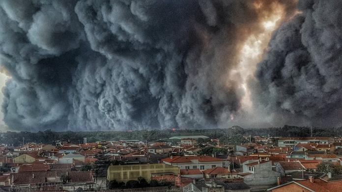 ▲森林大火看起來像是「世界末日」。（圖／翻攝自Helio Madeiras臉書 , 2017.10.19）