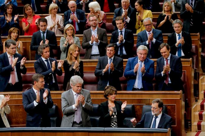 ▲西班牙總理拉荷義（Mariano Rajoy）(前排右一)11日給加泰隆尼亞分離主義領袖下通牒，要他在當地時間18日上午10點之前，澄清是否仍企圖推動獨立。（圖／達志影像／美聯社）