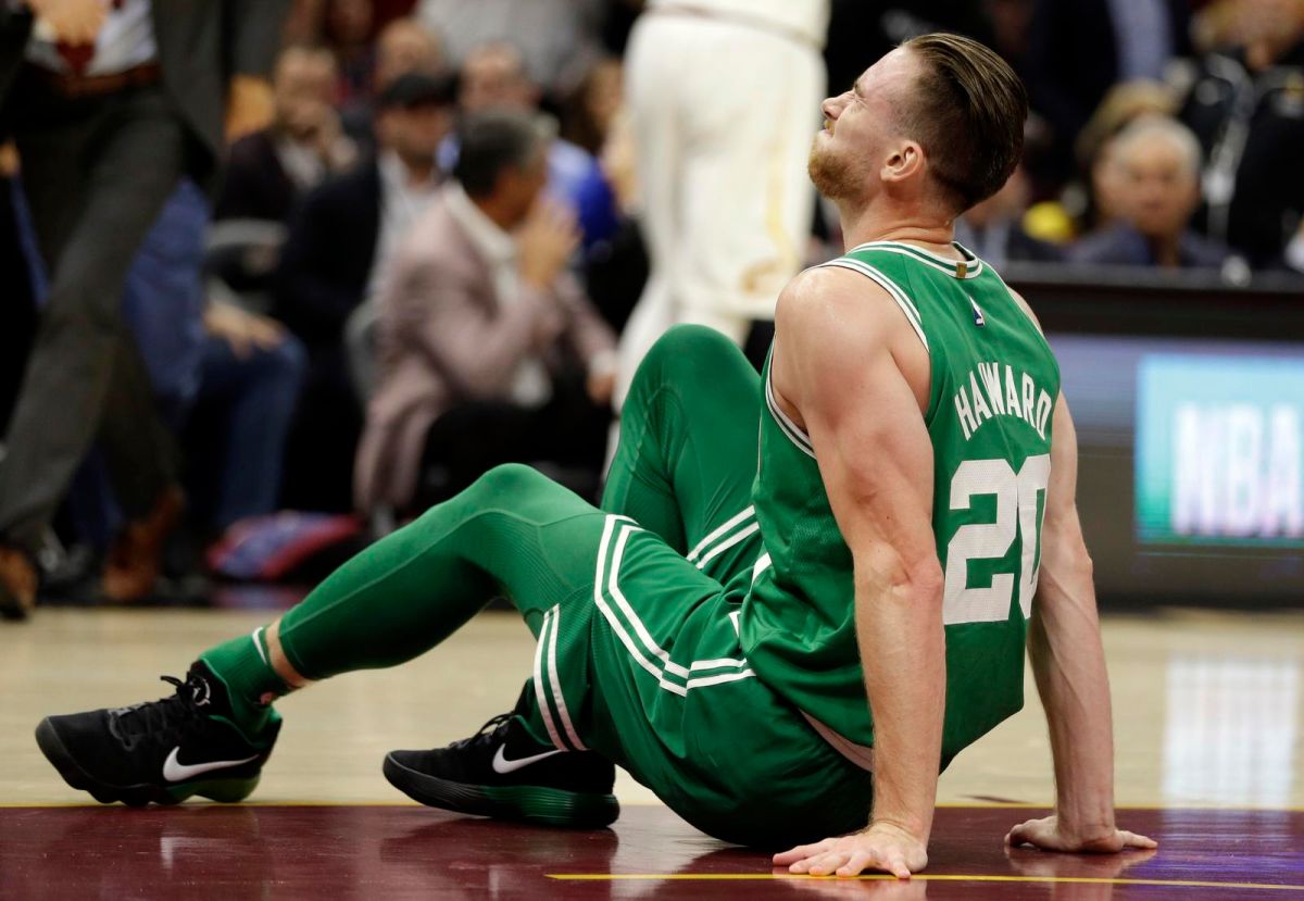 ▲Gordon Hayward左腳踝嚴重扭傷變形，跌坐在地上。（圖／美聯社／達志影像）