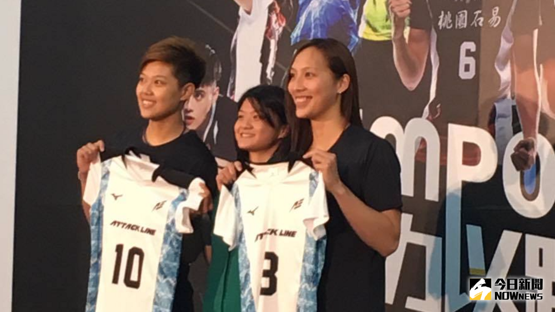 ▲106年企業十三年甲級男女排球聯賽，將在10月28日於台中台體大開打，珀兆球員余金鳳\\(左\\)、蕭湘凌\\(右\\)出席開賽記者會。（圖／鍾東穎攝 , 2017.10.18）