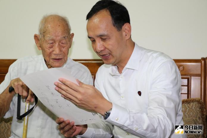 ▲百歲人瑞李昭麟當場用簽字筆寫下，「不求名利、笑迎橫逆、無悔無恨、長壽可期」的16字養生秘訣，並署名「李半叟」送給新北市長朱立倫。（圖／記者陳志仁攝，2017.10.18）