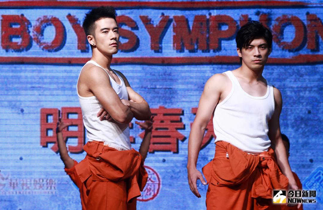 ▲《樂獄男孩》殺青記者會上JR紀言愷（左）、林哲熹（右）帶來一段精彩的舞蹈表演。（圖／記者葉政勳攝 , 2017.10.18）