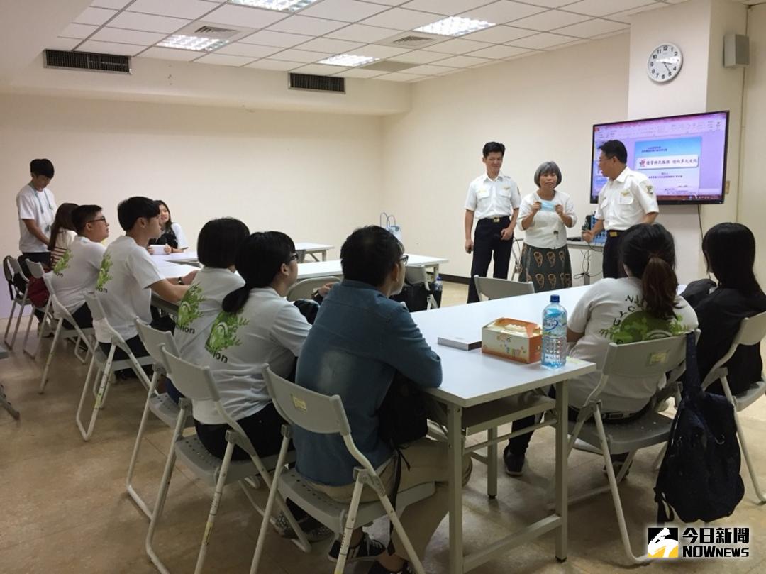 ▲嘉義大學師生參訪移民署嘉義縣服務站，分組研習多元文化實務。（圖／記者 鐘 聲 攝 , 2017.10.18）