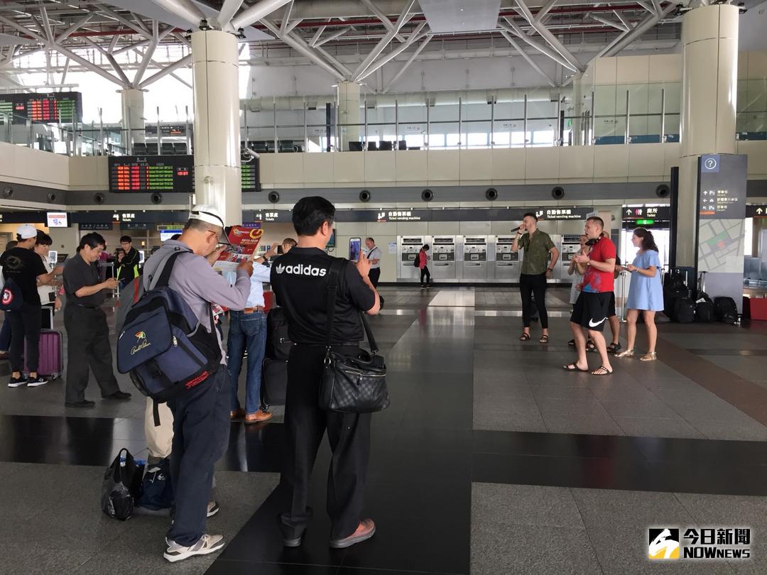 ▲國際樂團在嘉義高鐵快閃演出，吸引旅客聆賞。（圖／記者 鐘 聲 攝 , 2017.10.18）