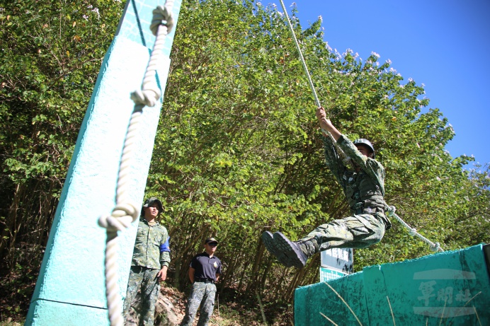 ▲ 陸軍特訓中心106-2梯突擊幹部訓練班學員，18日上午進行高低擺繩訓練，培養平衡感。（軍聞社記者林澤廷攝）