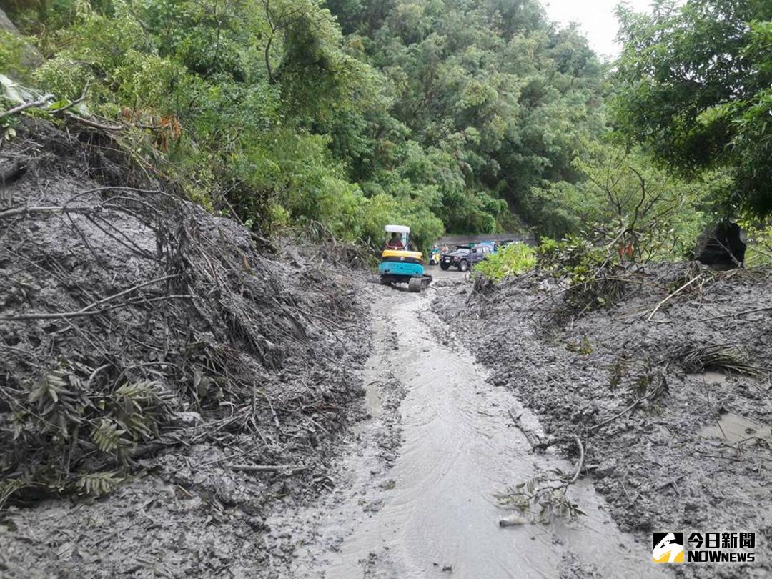 ▲受到卡努外圍雲系影響，造成瑞穗鄉瑞港公路路斷土石崩塌，影響賽事進行路線。（圖／鄭志宏翻攝自網路,2017.10.17）