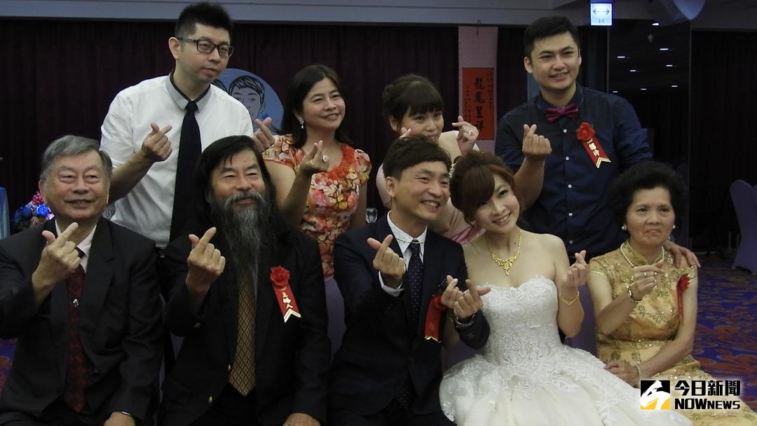 ▲縣政府新聞處十多年前退休張起凰雅號起床，為其次女玫朱與宜蘭彥光文訂。（圖／記者蘇榮泉翻攝，2017.10.17）