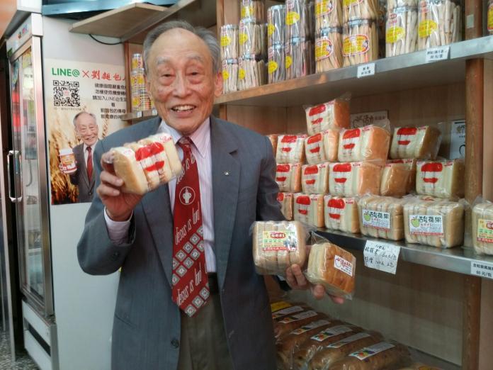 ▲高齡92歲的劉哲基，半世紀前研發的蘋果麵包，是台中人共同的成長記憶。（圖／金武鳳攝 , 2017.10.17）