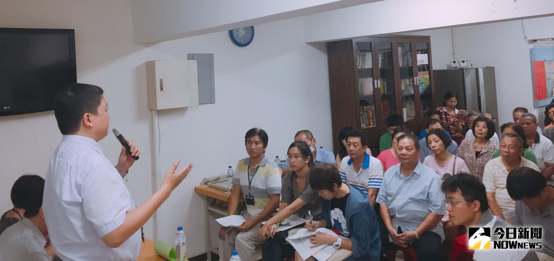 ▲新北市議員何博文今（17）日邀請新北市政府城鄉局、經發局與台電公司召開公聽會向居民說明，並希望遷移新址前須和居民充分的溝通。（圖／記者陳志仁攝，2017.10.17）