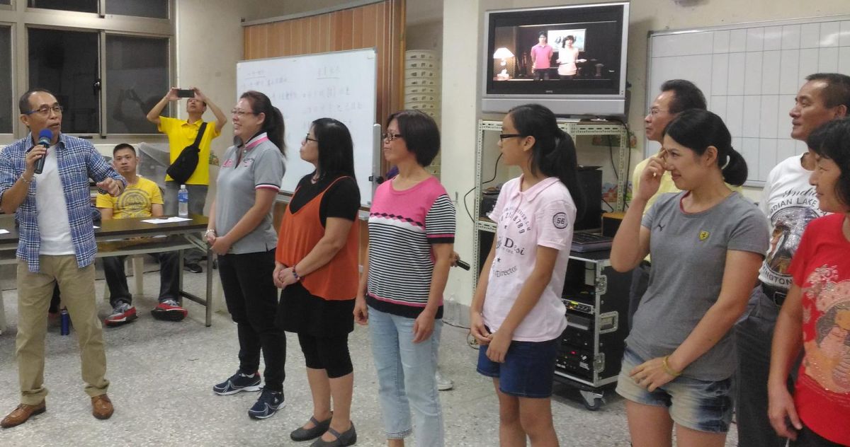 ▲以台語金曲《車站》聞名的音樂創作家林垂立老師，為回饋家鄉、培養人才，在瑞芳區三里市民活動中心開設免費的歌唱班。（圖／新北市政府民政局提供）