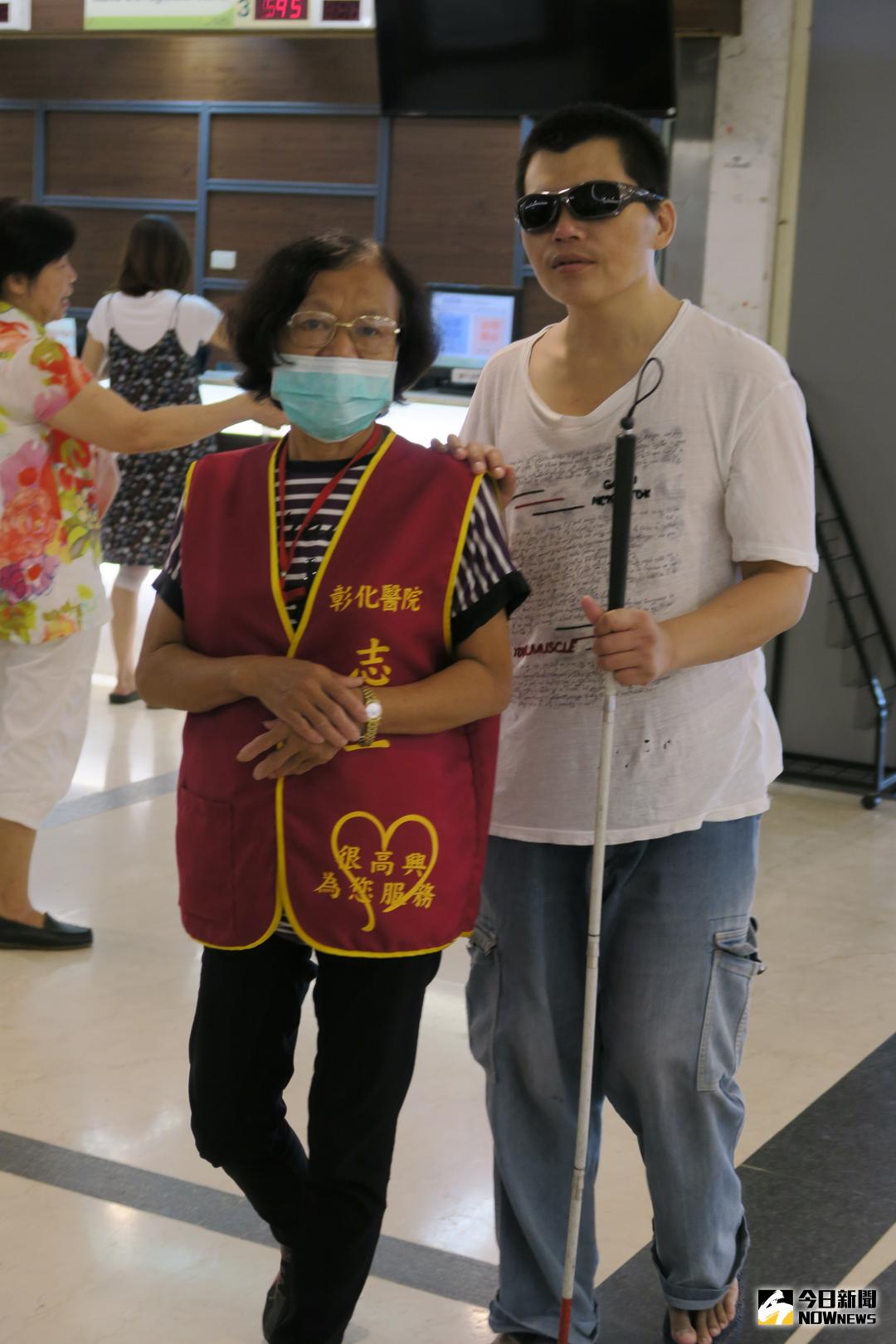 ▲施金順至彰化醫院門診，在志工的引導下才吐出「被板擦弄瞎」。（圖／記者陳雅芳攝，2017.10.16）