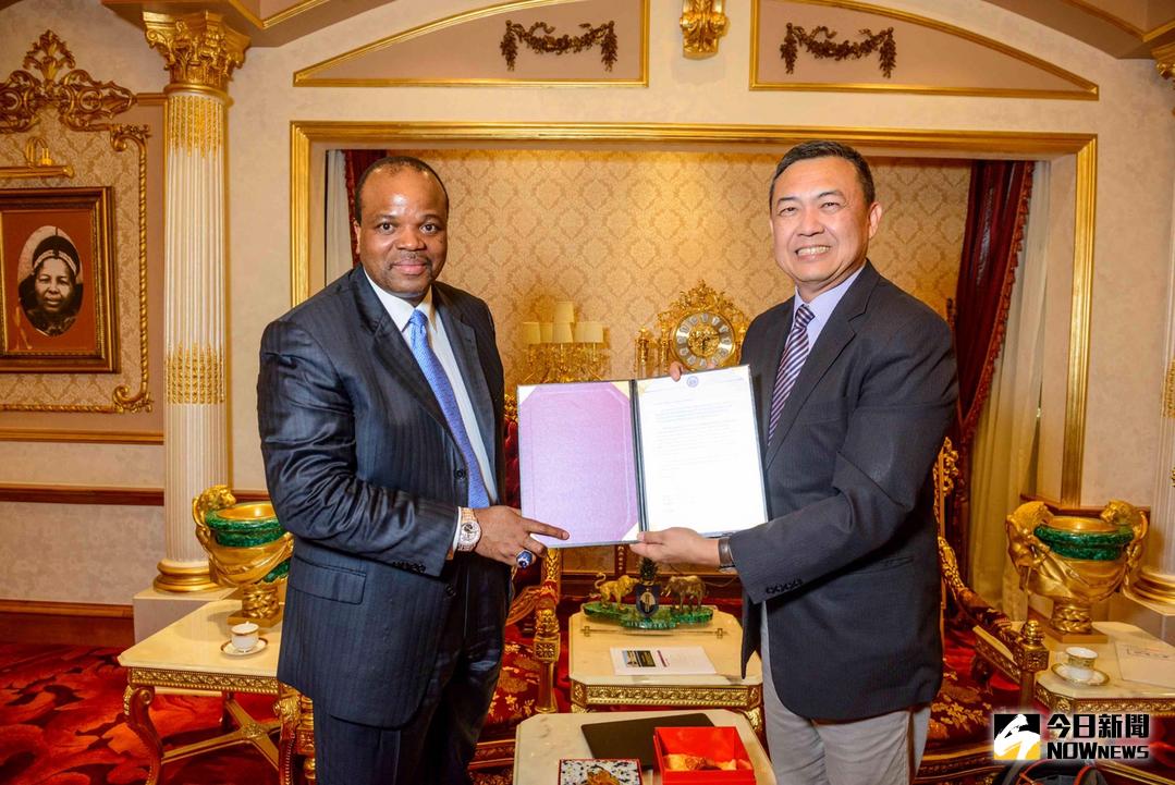 ▲明道大學董事長汪大永與史瓦濟蘭國王恩史瓦帝三世簽訂合作備忘錄，雙方開啟友誼的橋樑。（圖／記者陳雅芳翻攝，2017.10.16）