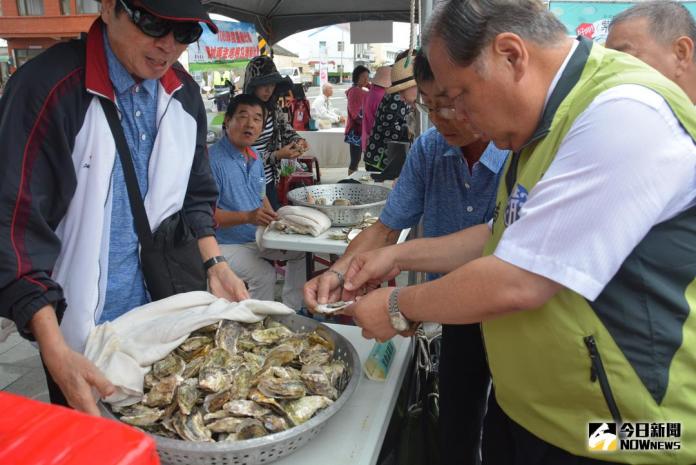 ▲縣長陳光復到場致意，並逐一到各攤位品嘗美食料理。（圖／記者鄧至傑攝 , 2017.10 15）