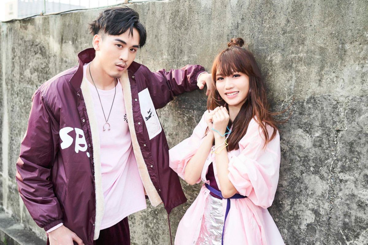 ▲麻吉弟弟（左）在〈被愛妄想症〉中使出把妹絕技，也不忘讚文慧如的歌聲超出期待。（圖／華研國際提供 , 2017.10.16）