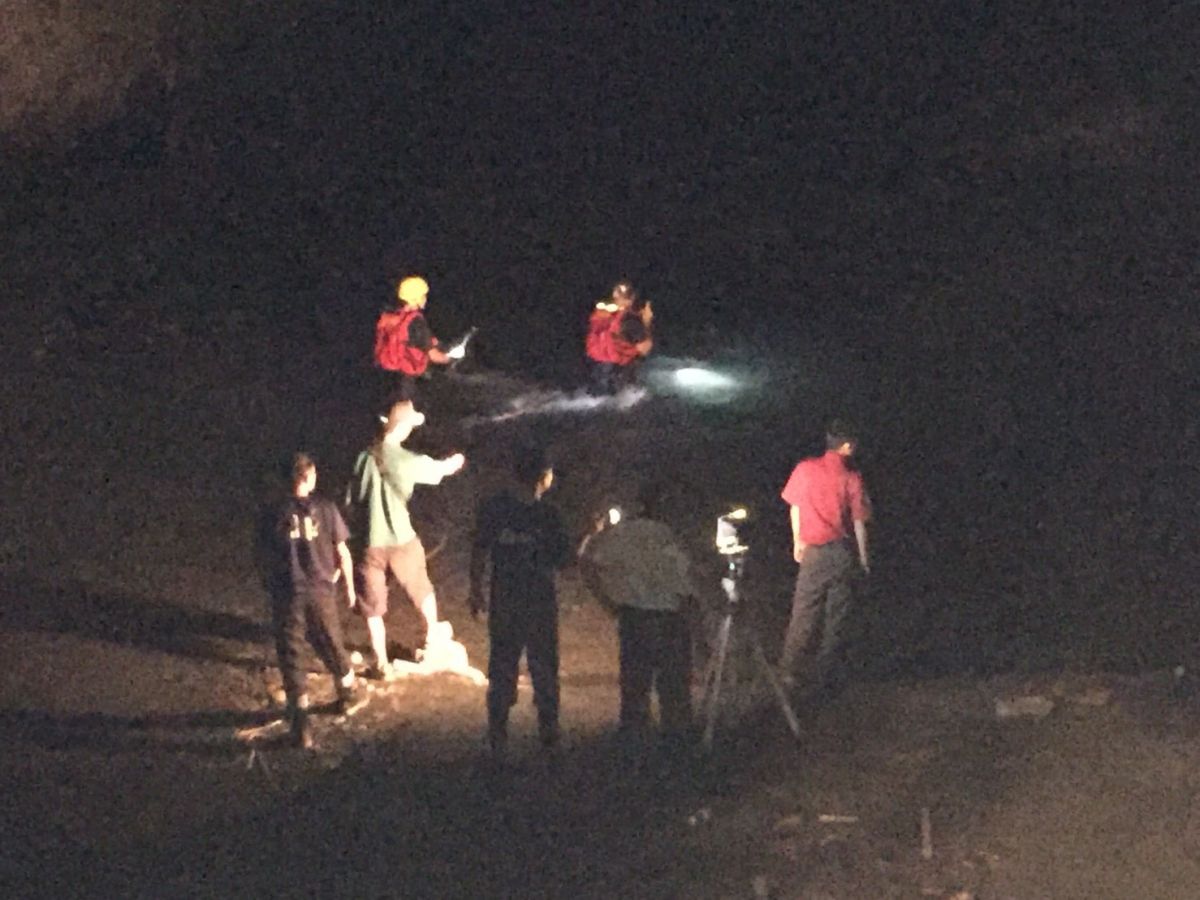 ▲六龜分局茂林分駐所、消防局茂林消防分隊動員轄區義警、義消、友軍及民間救難單位合力徹夜搜尋。（圖／六龜分局提供）