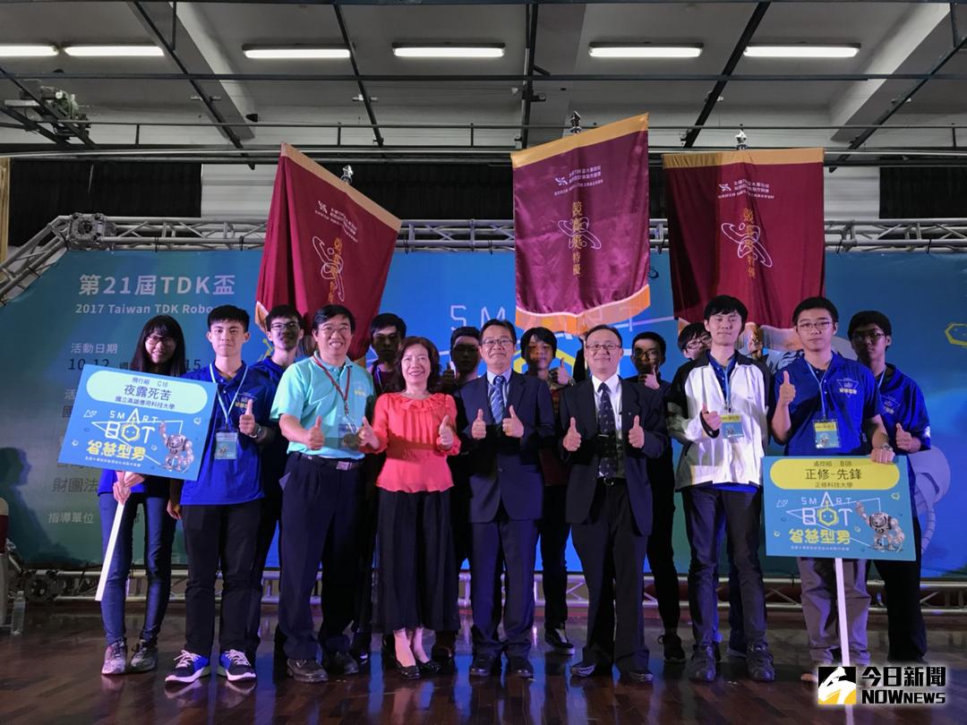 ▲ 第21屆TDK盃各組第一名隊伍，與頒獎嘉賓\\(左至右\\)活動執行長鄭錦聰教授、技職司楊玉惠司長、虎尾科大覺文郁校長、TDK文教基金會彭紹斌董事長合影。 （圖／記者洪佳伶翻攝 , 2017.10.15）