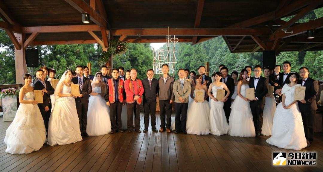 ▲來自海內外的14對新人，15日浪漫雲端的阿里山火車站內，在官員與民眾的祝福聲中，完成終身大事。（圖／記者 鐘 聲 翻攝 , 2017.10.15）