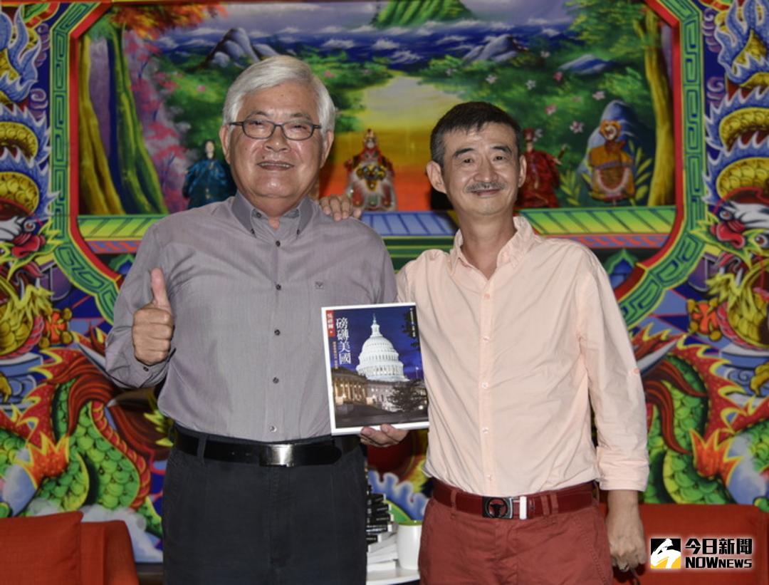 ▲縣長李進勇指出，吳祥輝從2006年起以《芬蘭驚艷》啟動國家書寫計畫，已邁入12年，這次新作《磅礴美國》。（圖／記者洪佳伶翻攝 , 2017.10.15）