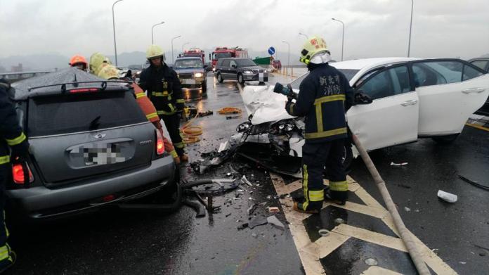 疑天雨路滑釀禍　汽車相撞2死3傷
