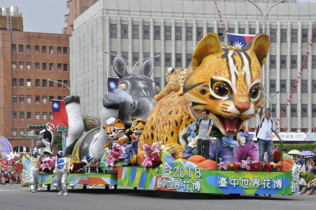 ▲卓冠廷po「祭品文」催票，石虎花車第一就發雞排＋珍奶。（圖／翻攝自臉書）