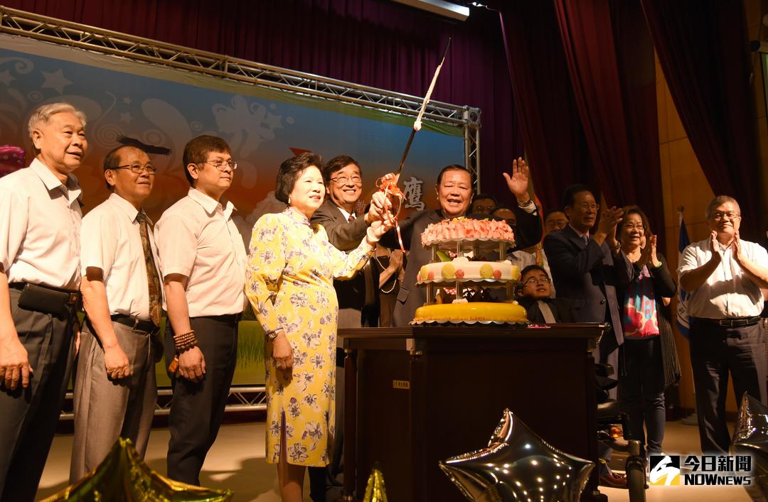 ▲典禮由創辦人許文志博士親臨切生日蛋糕勉勵師生，在高唱生日快樂歌聲中圓滿禮成。（圖／記者蘇榮泉翻攝，2017.10.14）