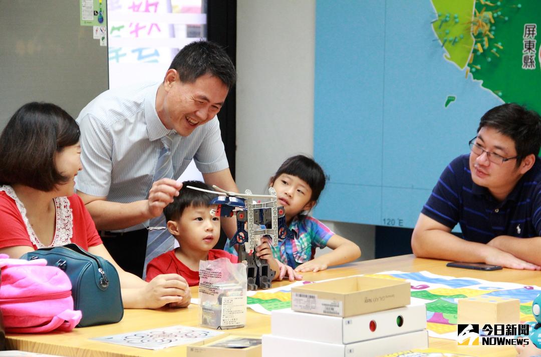 ▲屏東大學運算思維教育基地揭牌啟用隨即展開親子日活動，由種子教師帶領學生、家長和各式機器人互動。（圖／記者陳宗傑攝,2017.10.14）