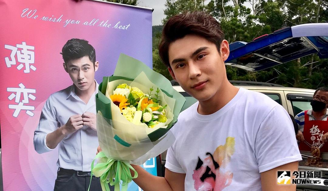 ▲16日是陳奕31歲生日，粉絲們提前為他慶生。（圖／三立提供，2017.10.14）