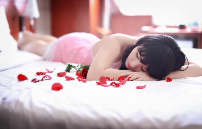 ▲比起「直奔主題」，女生較喜歡加入了甜蜜戀愛情節的A片。（示意圖／pixabay）