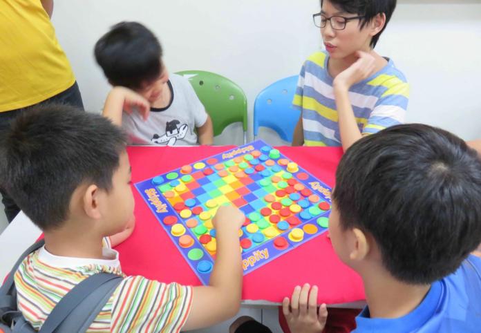 活動邀請22名社區兒童共同參與，在周末遠離網路及手機遊戲，用時下最夯的動腦遊戲「桌遊」，一起創造愉快的共遊體驗。（圖／北高雄家扶中心提供）