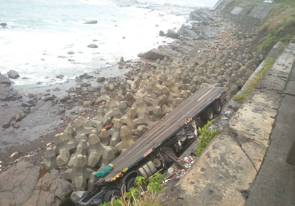 ▲台2線往基隆方向車道今14日上午發生拖板車墜落4米深崖的嚴重車禍，司機到院前OHCA，警懷疑是過彎車速太快釀禍。（圖／記者孫鑫華翻攝）