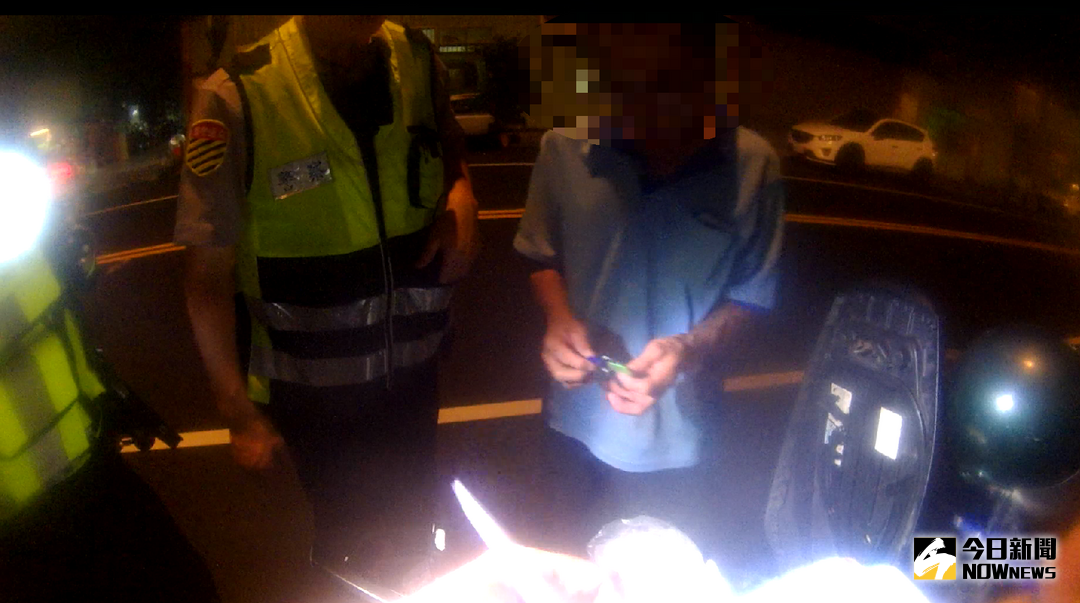 ▲李姓男子第四次酒駕，因騎機車未開大燈被警攔下。 （圖／記者鄧力軍翻攝 , 2017.10.14）