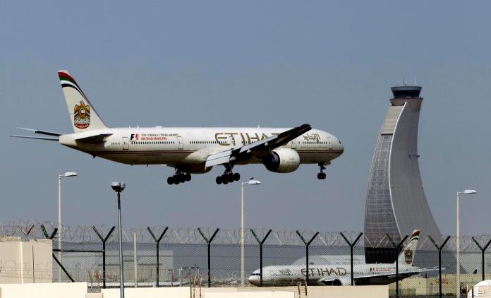 ▲阿提哈德航空（Etihad Airways）班機準備降落。圖中班機非新聞當事班機。（圖／達志影像／美聯社）