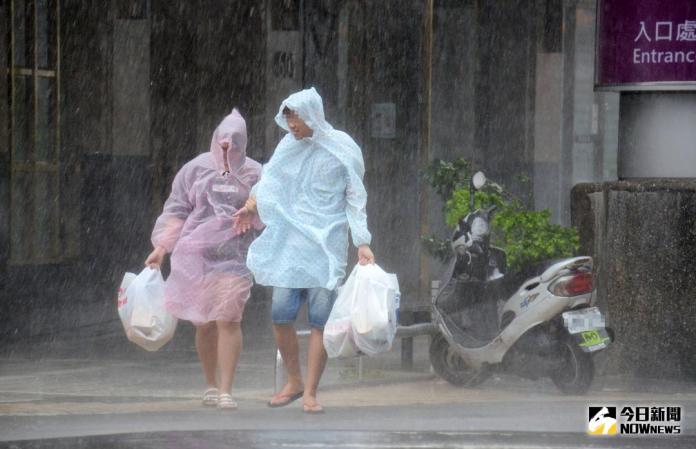 ▲今\\(14\\)日受到颱風「卡努」通過的影響，各地大雨不停。（圖／NOWnews）