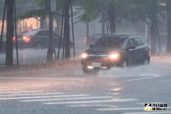 ▲氣象局13日晚間9時許對台北市、宜蘭縣發布超大豪雨特報。（圖／NOWnews資料照）