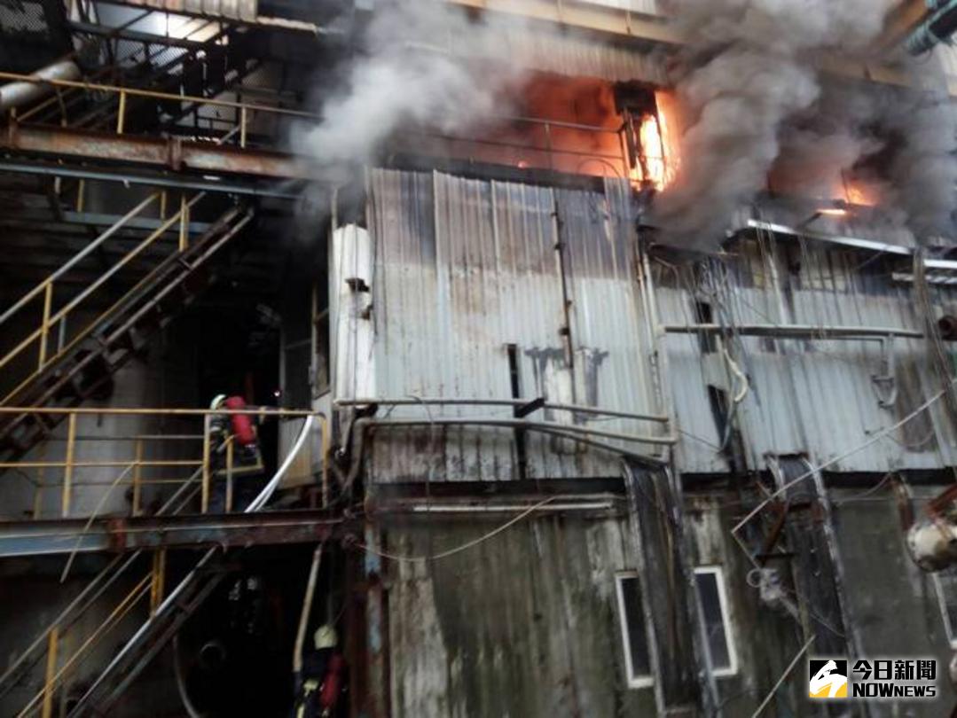 ▲雲林縣消防局搶救北港鎮停業工廠火警。（圖／記者洪佳伶翻攝 , 2017.10.13）