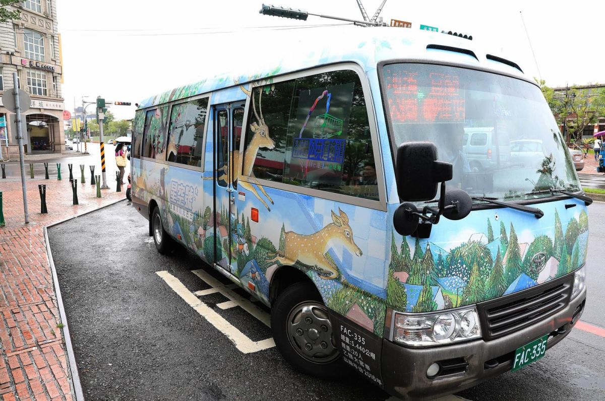 ▲交通部觀光局與台鐵局共同合作輔導台灣觀巴協會規劃推出「台灣觀巴臺鐵護照」，每本護照內含台鐵列車乘車75折折扣聯及「台灣觀巴」套裝旅遊行程500元抵用聯各2聯。（示意圖／NOWnews資料照）