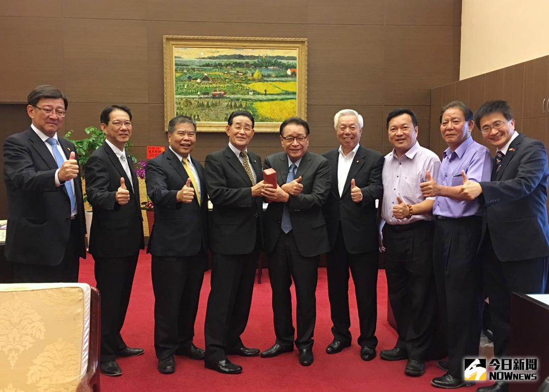 ▲日本金澤市日台親善議員連盟會長安達前\\(左四\\) 拜會台中市議會民進黨團，議長林士昌\\(右五\\) 致贈伴手禮。（圖／議員曾朝榮提供 , 2017.10.13）