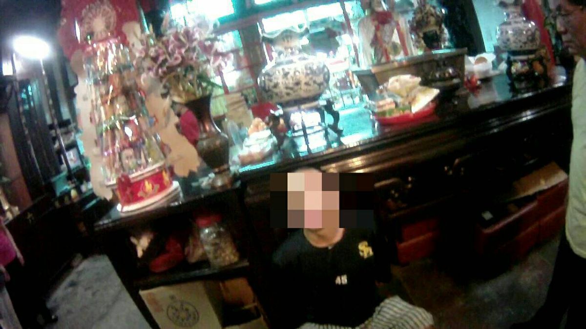 ▲劉姓竊嫌至基隆城隍廟偷金元寶，未出廟門就被逮，向警辯稱沒錢吃飯才起盜心。（圖／基隆市警局提供）