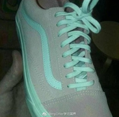 ▲這雙球鞋讓許多網友感到疑惑，究竟是「粉白色」還是「灰綠色」呢？（圖／翻攝自微博 , 2017.10.13）