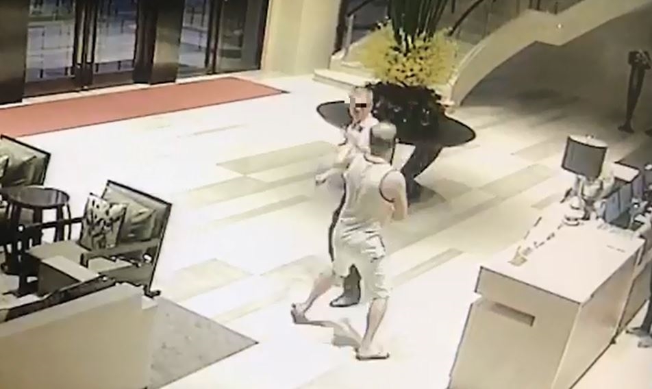 ▲新店孔姓男子不滿社區電梯常遭占用，向林姓總幹事反映又未獲改善，昨日兩人起衝突，孔男揮拳打暈林男。（圖／新店警提供）