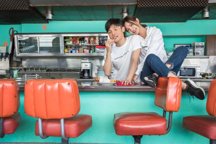 ▲李榮浩（左）在新歌〈祝你幸福〉裡，讓女友懷孕了。（圖／華納音樂提供 , 2017.10.12）