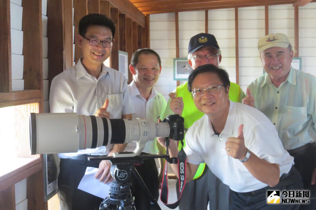 ▲雲管處長徐振能、市府農業局保育科長楊錦樹、七股區長莊名豪等人在頂山賞鳥亭前歡喜合影。（圖／記者黃文博攝，2017.10.12）