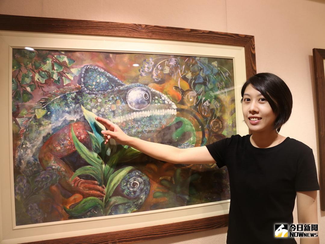 ▲青年藝術家洪咏灼將自幼喜愛的變色龍入畫，勉勵自己應以變色龍的特色，隨著環境調整心態想法。（圖／記者黃玿琮攝，2017.10.12）