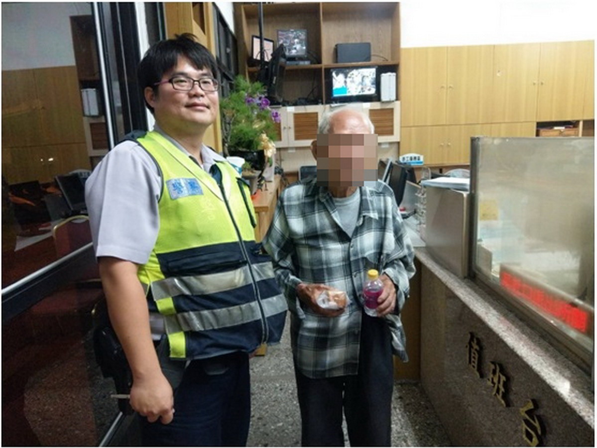 ▲社口派出所員警將迷路的鄭姓老翁帶回所，提供飲食充飢後，再將他安全送回家。（圖／記者黃玿琮翻攝2017.10.12）