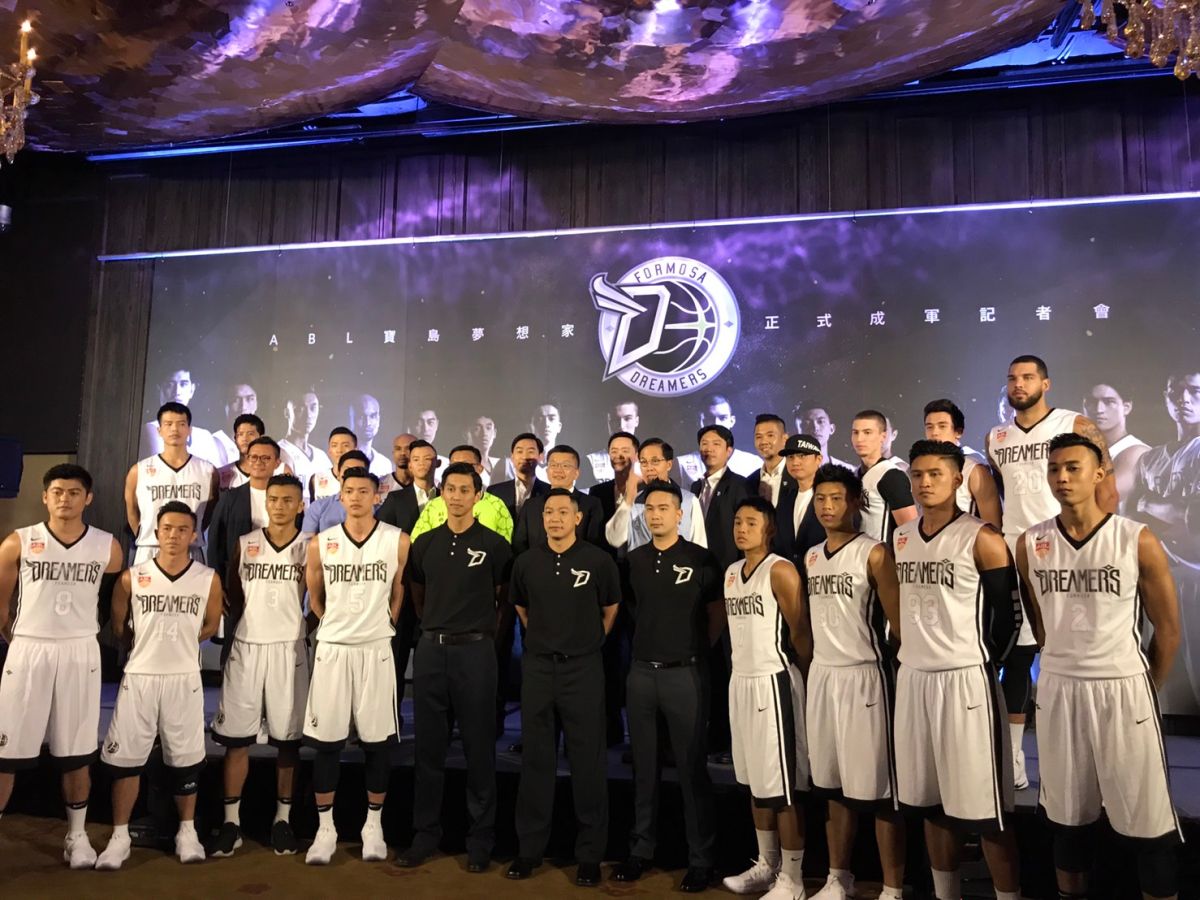 ▲台灣唯一參加ABL\\(東南亞職業籃球聯賽\\)的職業籃球隊「寶島夢想家」11日正式成軍，聘請立院副院長蔡其昌擔任榮譽領隊。（圖／蔡其昌辦公室提供）