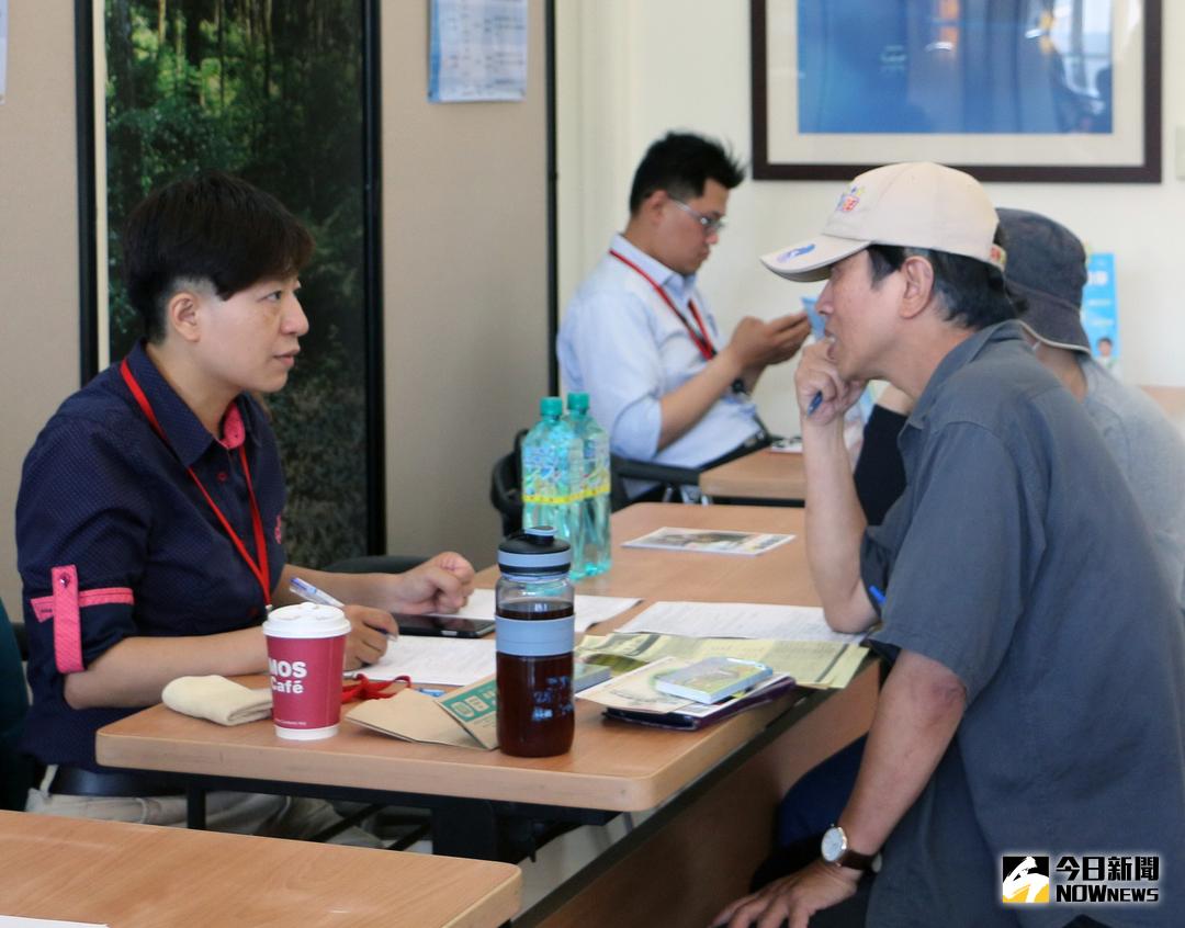 ▲新店分館與新店就業服務站合推銀髮的就業服務，並免費教爺奶寫履歷，幫助高齡就業者重返職場。（圖／記者陳志仁攝，2017.10.11）