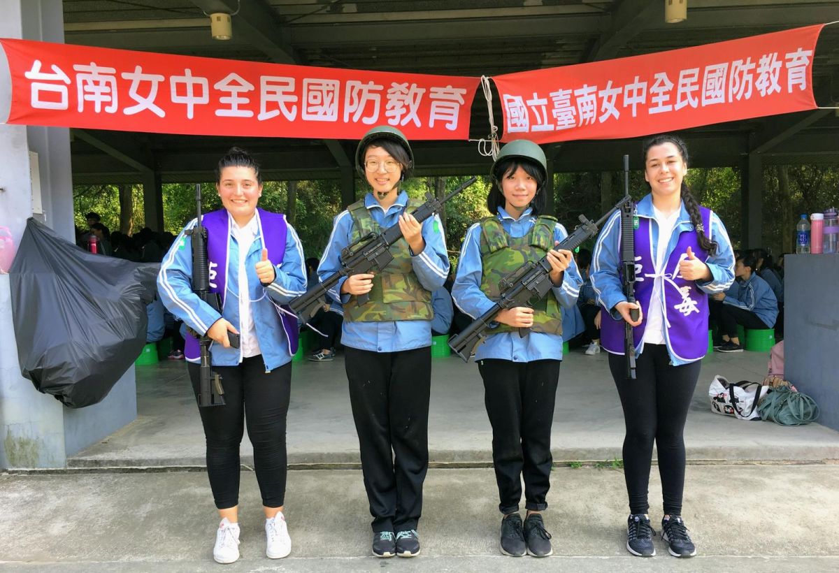 ▲自巴西及法國的國際生打靶初體驗，掩藏不住內心的喜悅與興奮。（圖／台南女中台提供，2017.10.11）